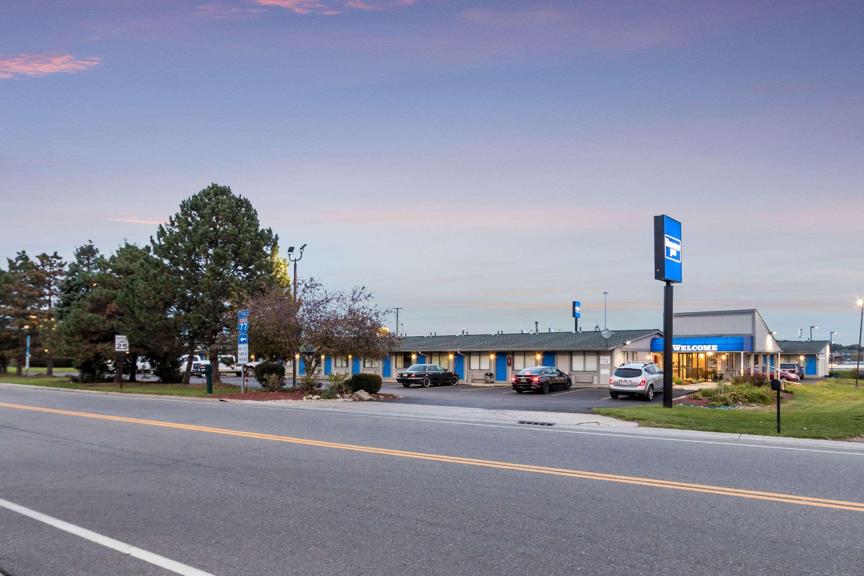 Rodeway Inn Near Hall Of Fame North Canton Exterior photo